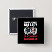 この子どものいないキャットレディはカマラ2024に投票している 缶バッジ (正面&裏面)