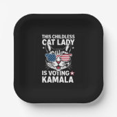 この子どものいないキャットレディは、カマラ選挙に投票している ペーパープレート (正面)