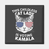 この子どものいないキャットレディは、カマラ選挙に投票している マグネット (正面)