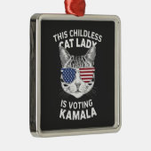 この子どものいないキャットレディは、カマラ選挙に投票している メタルオーナメント (右)