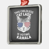 この子どものいないキャットレディは、カマラ選挙に投票している メタルオーナメント (左)