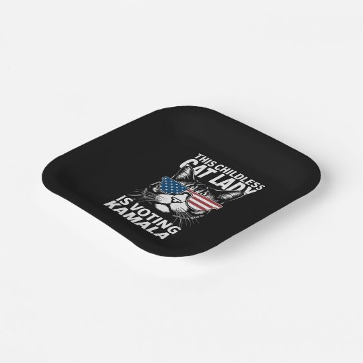 この子どものいないキャットレディは、Kamala-Harris 24に投票している ペーパープレート (傾斜あり)