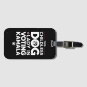 この子どものいない犬の女性がカマラ選挙に投票している ラゲッジタグ (正面横)