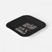 この子どものいない猫レディは、カマラに投票している ペーパープレート (傾斜あり)