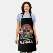 この子なしの猫好き女性はカマラに投票する エプロン (着用した状態)