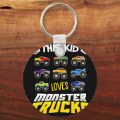 この子はモンスター・トラックの男の子と女の子が大好き キーホルダー (正面)