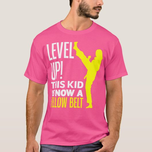 この子は今はイエローベルト空手愛好家の空手である Tシャツ (正面)