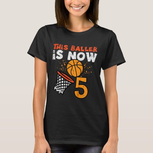 この子は今5歳!スケッチ 5歳の誕生日 お誕生日おめでとう Tシャツ (正面)