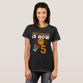 この子は今5歳!スケッチ 5歳の誕生日 お誕生日おめでとう Tシャツ (正面フル)