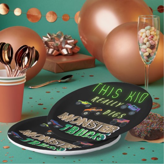 この子は本当にモンスタートラックを消化する ペーパープレート (複数)