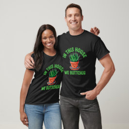 この家では底から水をやります - 面白い植物のユーモア Tシャツ