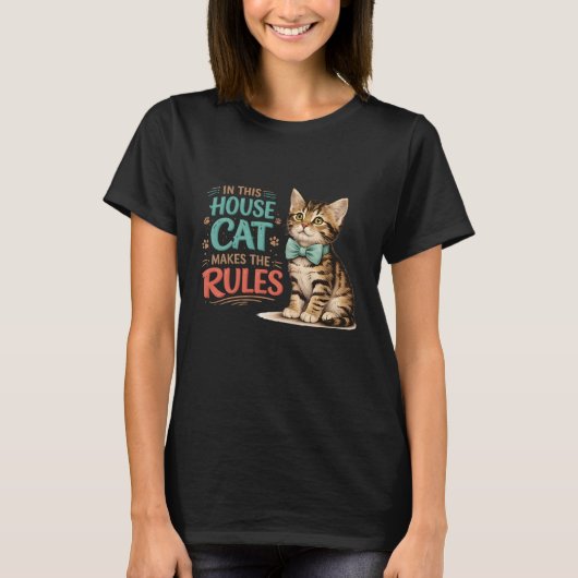 "この家では猫がルールを決める" 子猫の蝶ネクタイTシャツ Tシャツ (正面)
