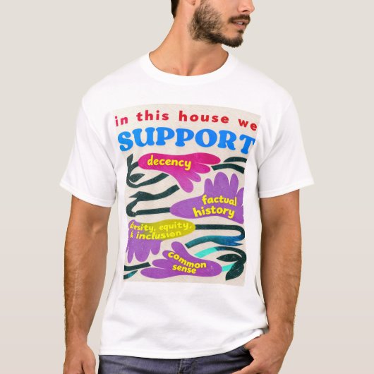 この家では礼儀正しさと多様性、そして公平さを支持します Tシャツ (正面)