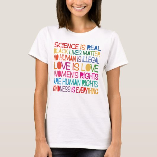 この家では私たちは信じている:人権と平等 Tシャツ (正面)
