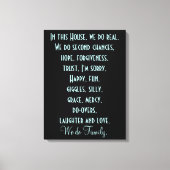 この家では、私たちは家族の引用文キャンバス印刷する キャンバスプリント (正面)