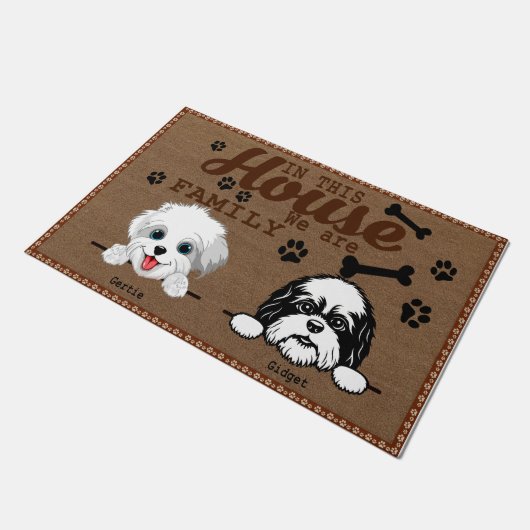 この家では、私たちは家族マット、犬のオーナーギフト ドアマット (アングル)