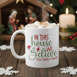 この家で我々はサンタク信じリスをカスタム コーヒーマグカップ