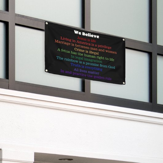 この家で我々は共信じ和国 横断幕 (ビルの外側)