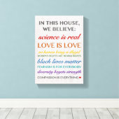 この家で私たち信じのプリント キャンバスプリント (インサイチュ (ウッドフロア))