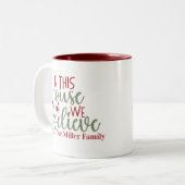 この家で私たち信じはカスタムクリスマス ツートーンマグカップ (正面左)