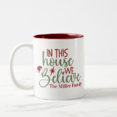 この家で私たち信じはカスタムクリスマス ツートーンマグカップ (左)