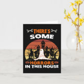 この家にはいくつかの恐怖が潜んでいる ファン レトロ ハロウィン カード (黄色い花)