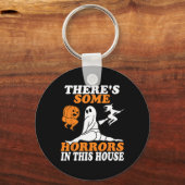 この家にはハロウィンの恐怖がいくつかある キーホルダー (正面)