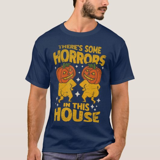 この家にはホラーが Funnyheres Some Horrors Inhis House スプーキ Tシャツ (正面)