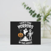 この家にはホラーなものがある 面白いハロウィン ポストカード (スタンド正面)