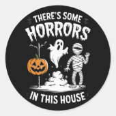 この家にはホラーなものがある 面白いハロウィン ラウンドシール (正面)