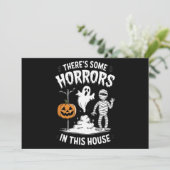 この家にはホラーなものがいるよ 面白いハロウィン 招待状 (スタンド正面)