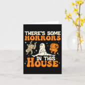 この家には恐怖が潜んでいるよ、楽しいユーモア、ハロウィンだ カード (黄色い花)