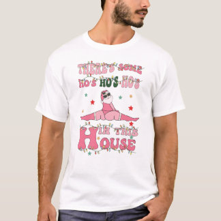 この家には誰かしらサンタがいる Tシャツ