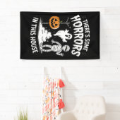 この家には面白いハロウィンの恐怖がいくつかある 横断幕 (インサイチュ)