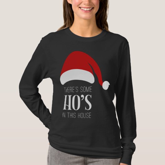 この家にはHO(女の子)がいるよ 面白いクリスマス サン Tシャツ (正面)