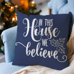 この家のクリスマスは私たち信じネイビーブルー クッション<br><div class="desc">フェスティバル"この家で私たち"ホーム信じデコー装飾用クッション。</div>