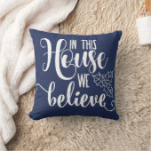 この家のクリスマスは私たち信じネイビーブルー クッション (ブランケット)