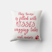 この家はキスでいっぱいだ – かわいい犬の引用文 クッション (裏面)