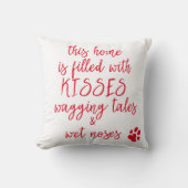 この家はキスでいっぱいだ – かわいい犬の引用文 クッション (正面)
