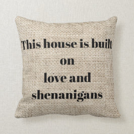 この家は愛とシェナニガンに建てられた クッション