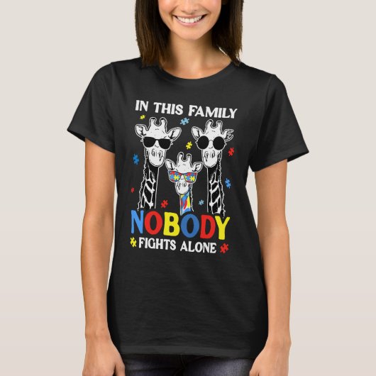 この家族ではひとりで戦う人はいません 自閉症の理解 Tシャツ (正面)
