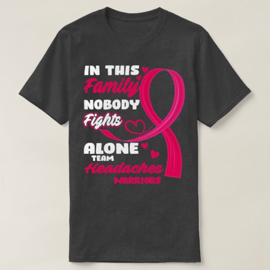 この家族では一人でチームの頭痛と戦う人はいない Tシャツ (デザイン正面)