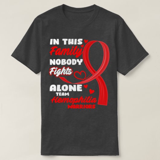 この家族では一人で血友病チームと戦う人はいない Tシャツ (デザイン正面)
