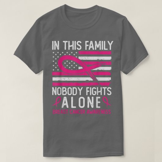 この家族では誰も一人の乳がんAと戦わない Tシャツ (デザイン正面)