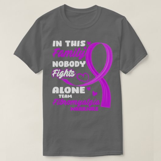 この家族では誰も単独のチームFibromyalgと戦わない Tシャツ (デザイン正面)