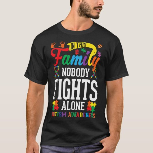 この家族では誰も自閉症を待っている一人で戦わない Tシャツ (正面)