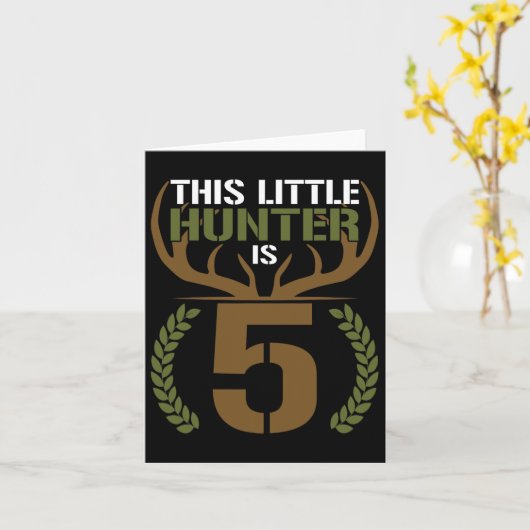 この小さなハンターは5歳5誕生日ディー カード (黄色い花)