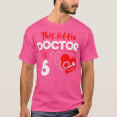 この小さな医者は6歳 – 6誕生日D Tシャツ (正面)