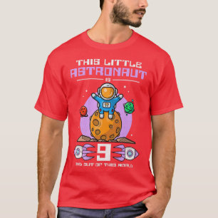 この小さな宇宙飛行士は9歳でアウト Tシャツ
