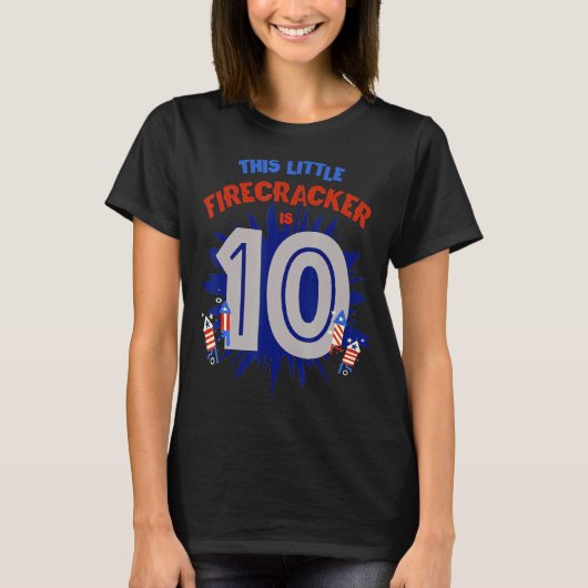 この小さな爆竹は10男の子の女の子10誕生 Tシャツ (正面)